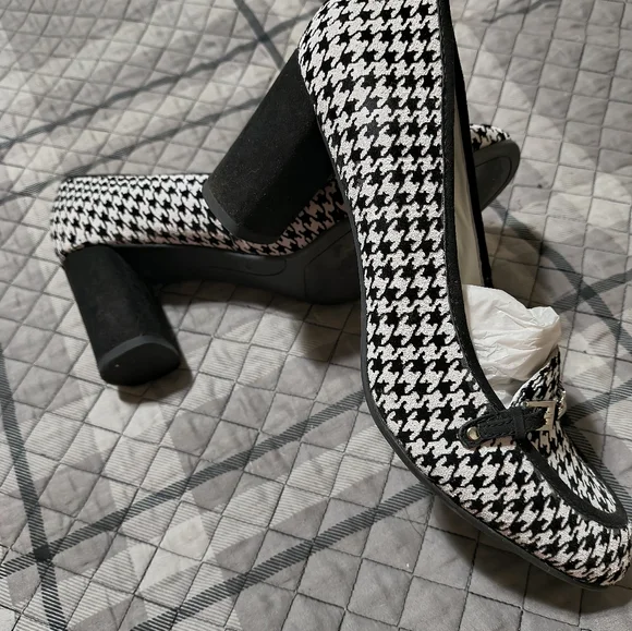 Beautiful Nine West Houndstooth Loafers with Chain Detail - Picture 2 of 5